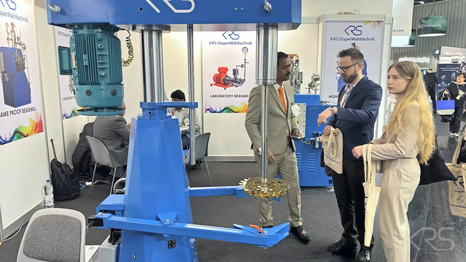 Das Team von KRS DISPERMAHLTECHNIK präsentiert Besuchern auf der ECS 2025 einen Hochgeschwindigkeits-Dissolver